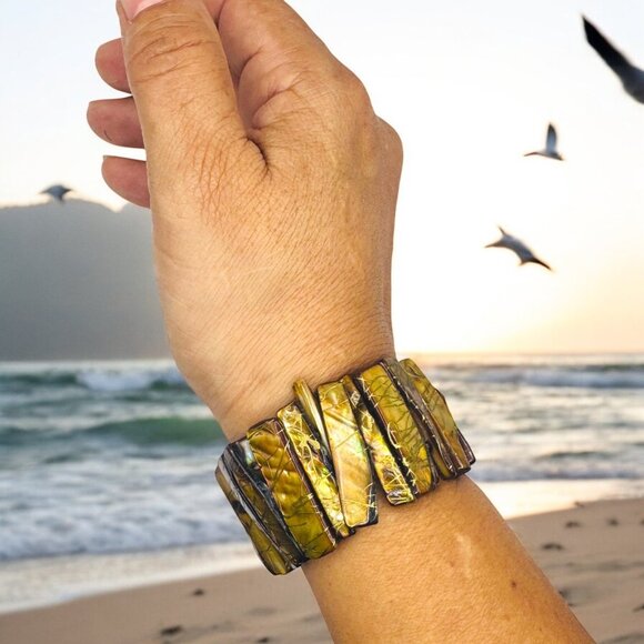 Vintage Handcrafted Mother of Pearl Golden Brown Shell Bracelet With Elastic Fit - Picture 4 of 6